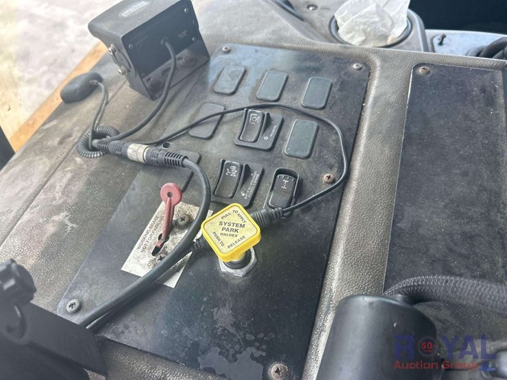 2015-peterbilt-320-image-24