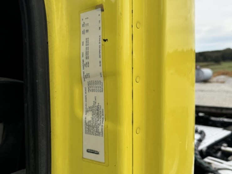 2018-freightliner-cascadia-126-image-12