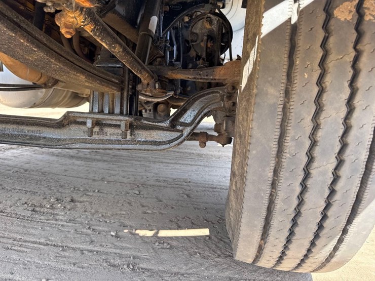 2007-peterbilt-335-image-9