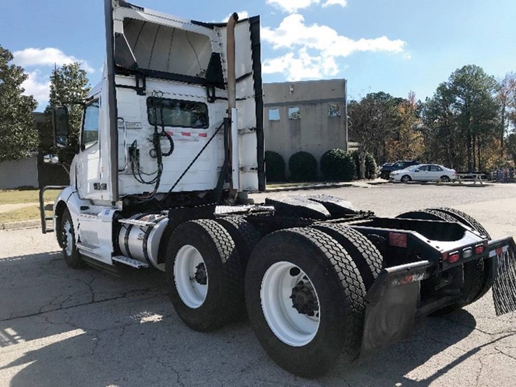 2019-volvo-vnl-300-image-2