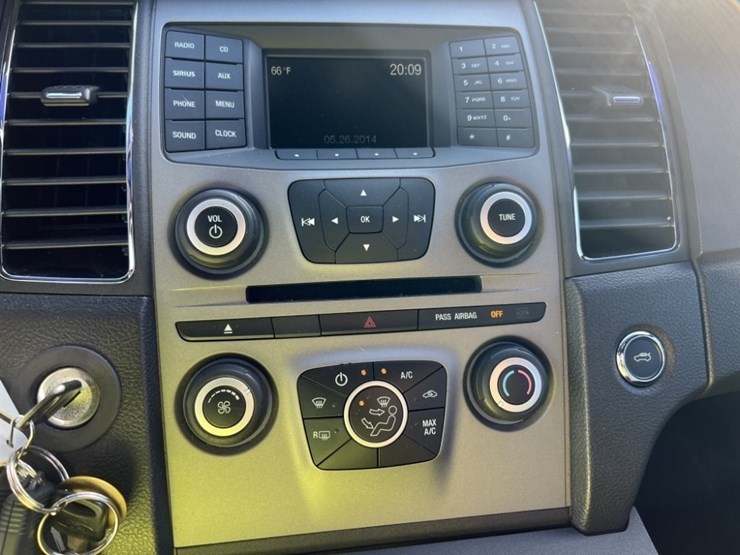 2017-ford-taurus-sedan-image-29