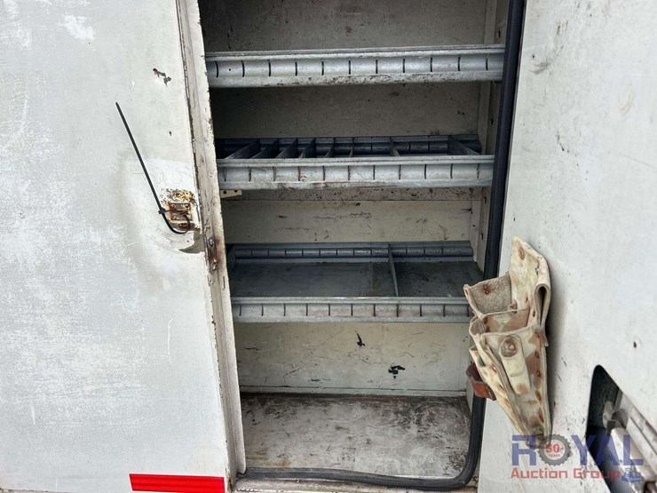 2005-gmc-c8500-flatbed-service-truck-image-22