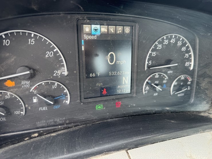 2018-freightliner-cascadia-126-image-8