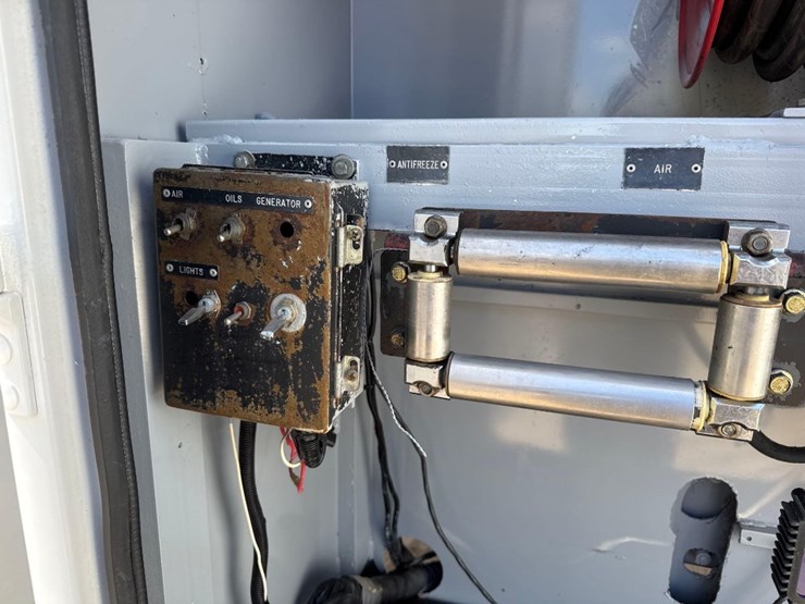 2007-peterbilt-335-image-14