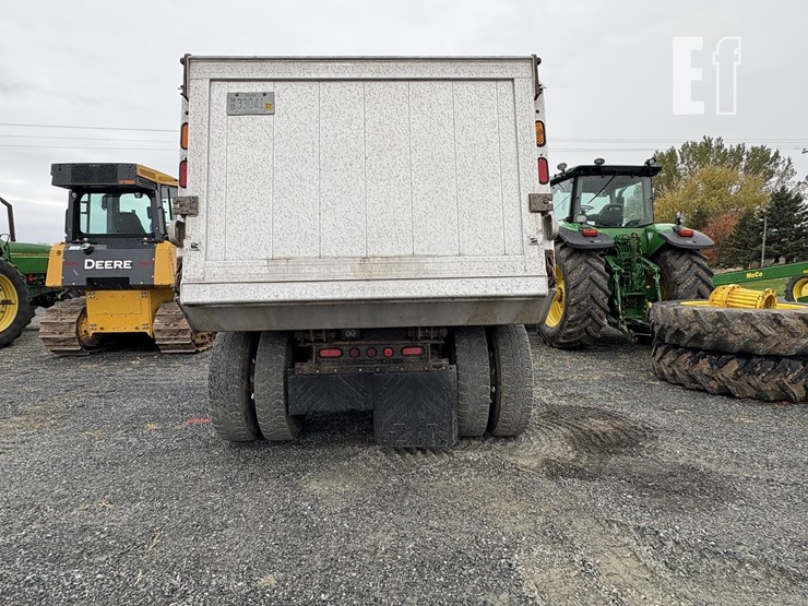 2015-peterbilt-567-image-16