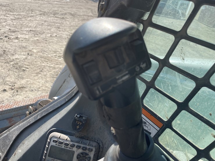 2011-bobcat-s650-image-33