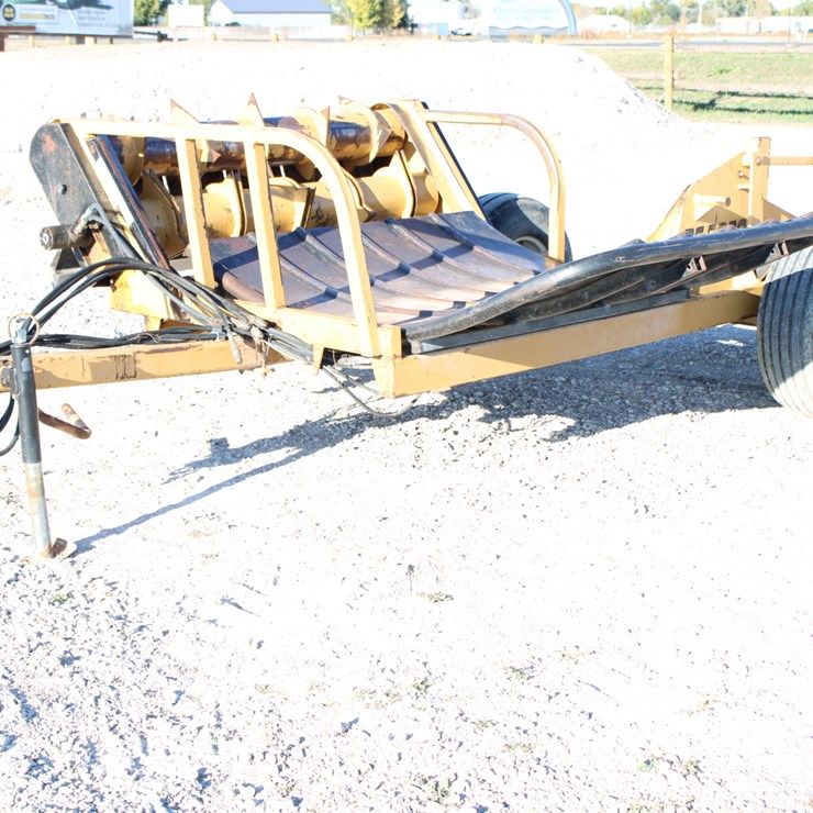 #2094 • #2094 BF 5000 Pull Type Round Bale Unroller