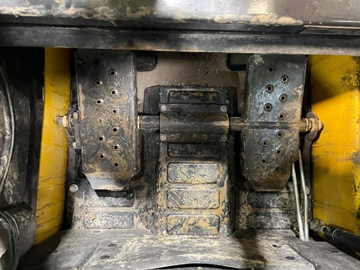 2023-new-holland-c332-image-30