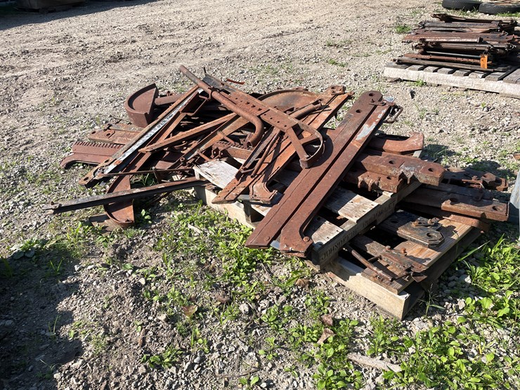 #1040-•-pallet-of-plow-parts-image-3