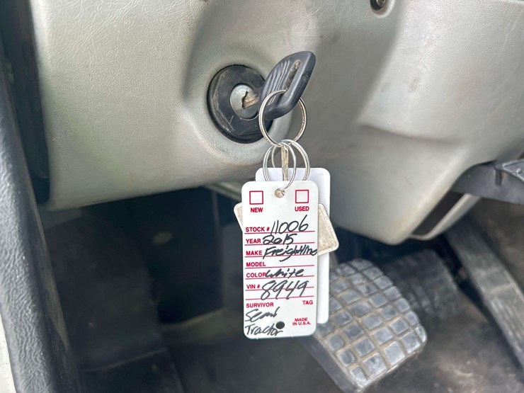 2015-freightliner-122sd-image-23