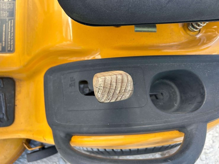 2011-club-cadet-13wx90as056-42in-riding-mower-image-12