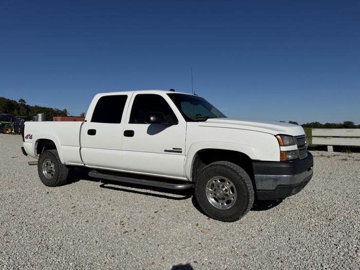 #13960-•-2005-chevy-2500-hd-crew-cab-truck-image-1