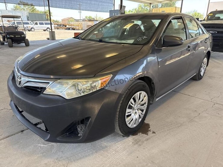 2014-toyota-camry-sdn-image-4
