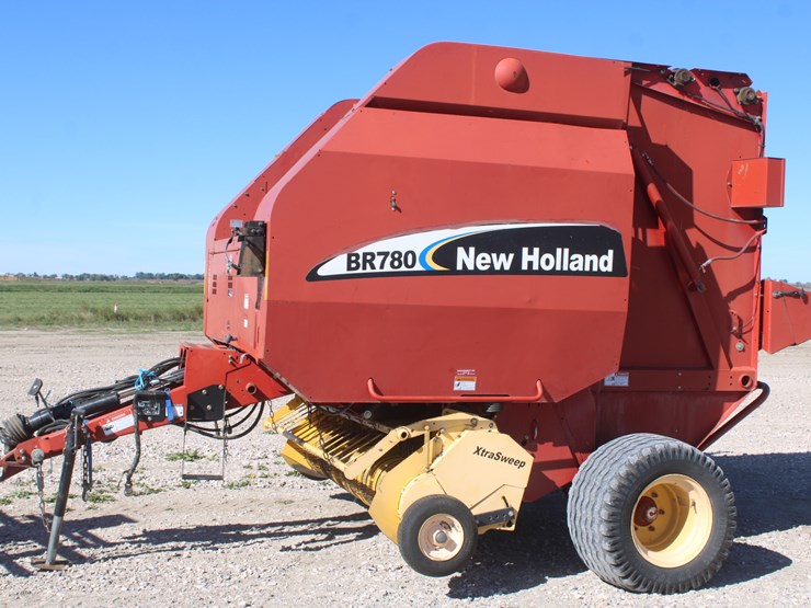 new-holland-br780-image-2