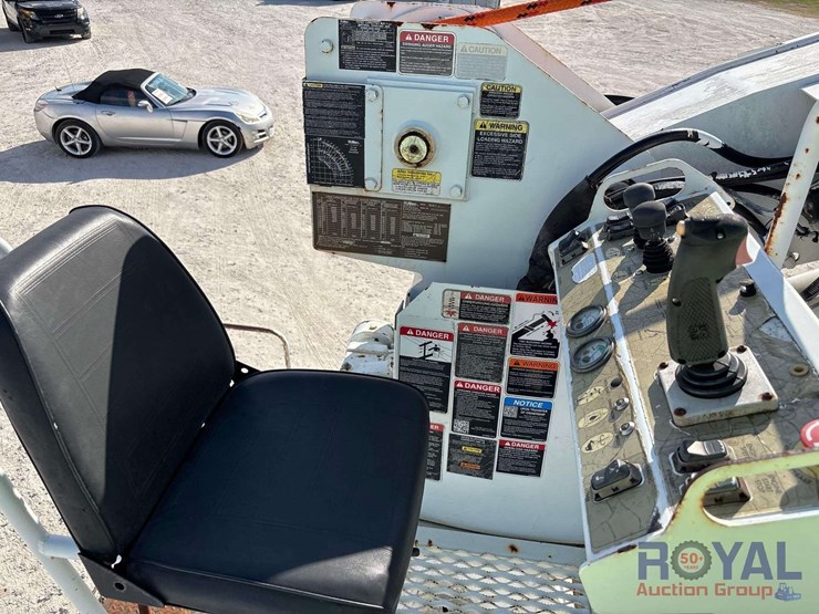 2007-gmc-c8500-altec-dl45tr-insulated-material-handling-digger-derrick-truck-image-24