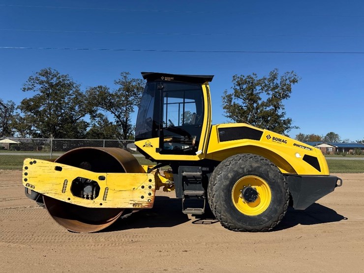 2017-bomag-bw211-image-1