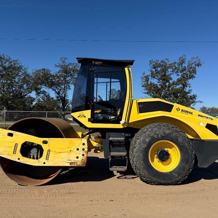 2017 BOMAG BW211