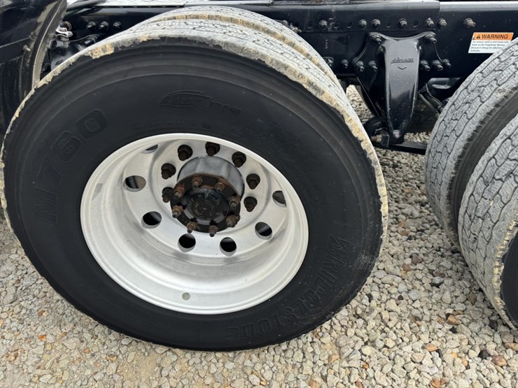 2018-freightliner-cascadia-126-image-8