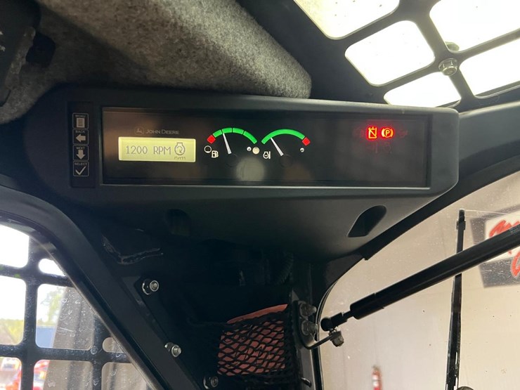 2018-deere-317g-image-23