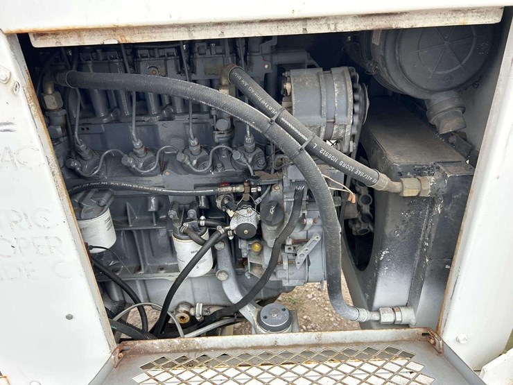 woodchuck-altec-at37g-37ft-insulated-rover-bucket-lift-image-7