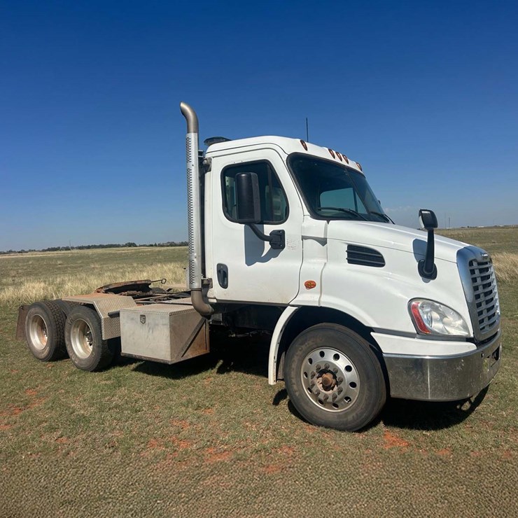 2015 FREIGHTLINER CASCADIA 113