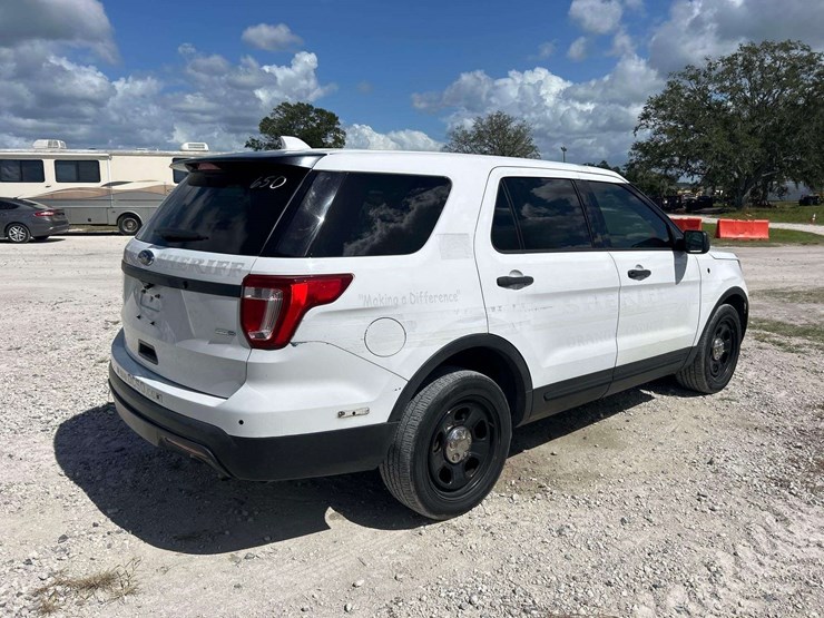 2016-ford-explorer-image-3