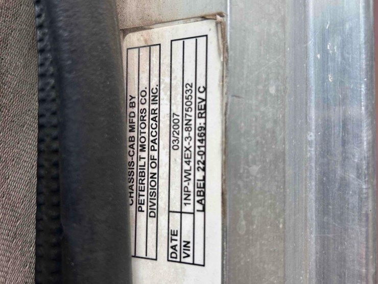 2008-peterbilt-388-image-40