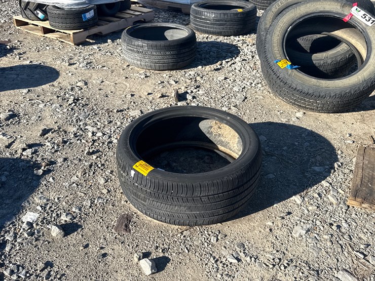 #2807-•-(1)-235/40r19-tire-inv#-2807-image-1