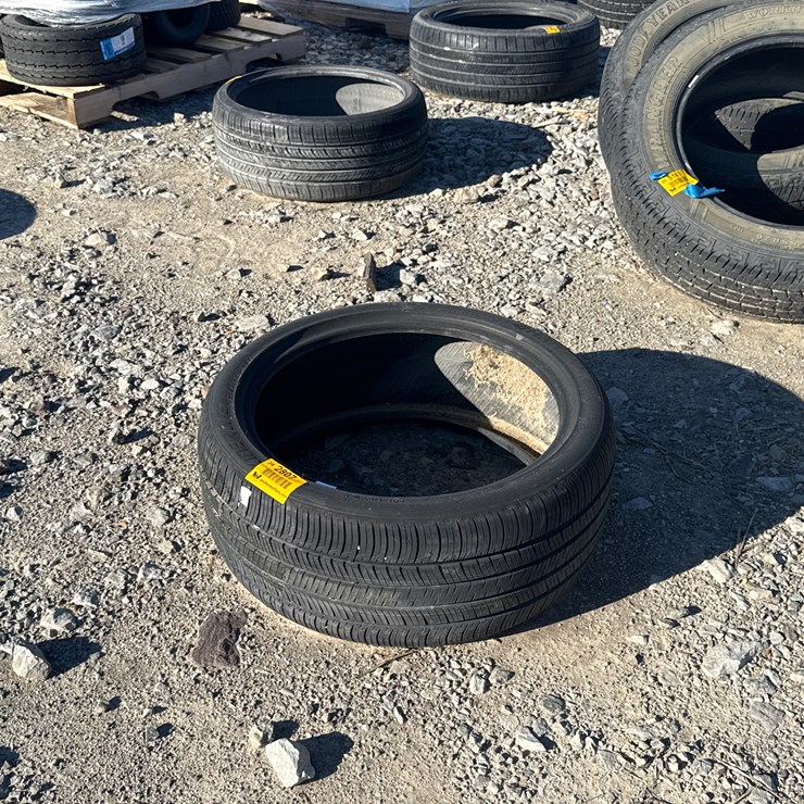#2807 • (1) 235/40R19 Tire Inv# 2807