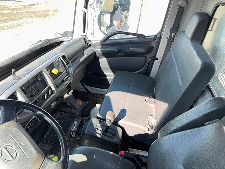 2018-hino-268-image-7