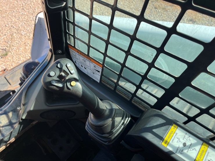 2015-bobcat-t870-image-15