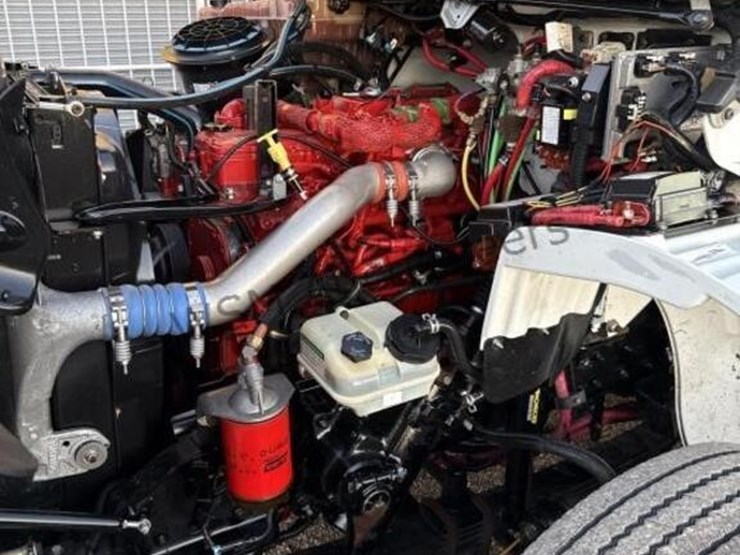 2012-freightliner-m2-106-image-41