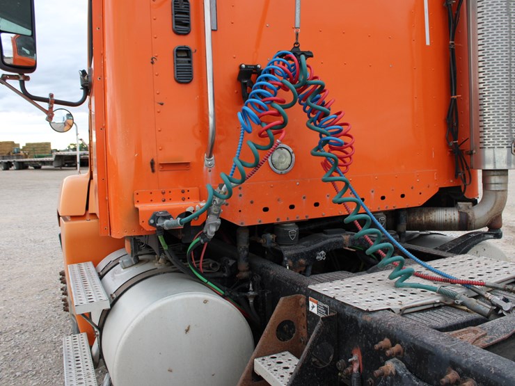 #2063-•-#2063--2006-freightliner-century-classic-s/t-semi-image-17