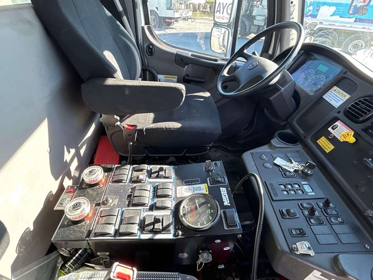 2020-freightliner-m2-106-elgin-whirlwind-series-mv-street-sweeper-truck-image-41