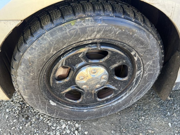 2017-ford-taurus-sedan-image-15