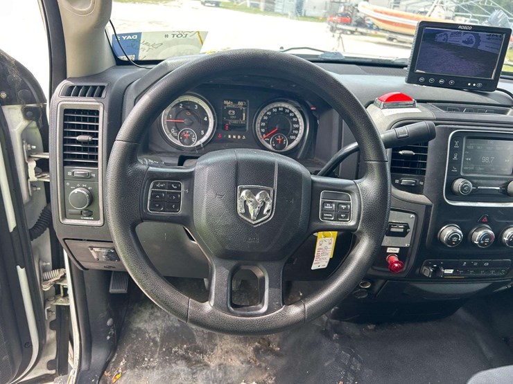 2015-ram-5500-versalift-sst-40ne-40ft-sign-bucket-truck-image-11