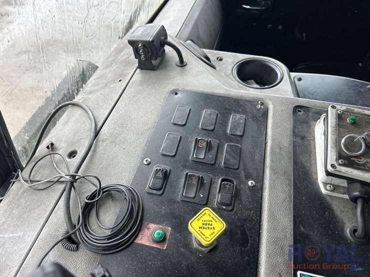 2016-peterbilt-320-image-17