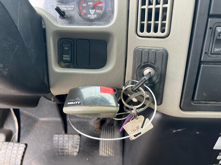 2017-international-durastar-4300-image-35