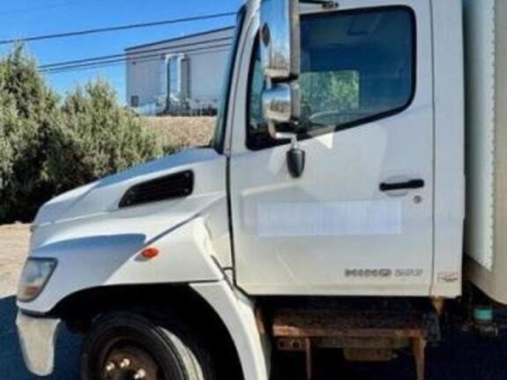 2010-hino-258-image-22