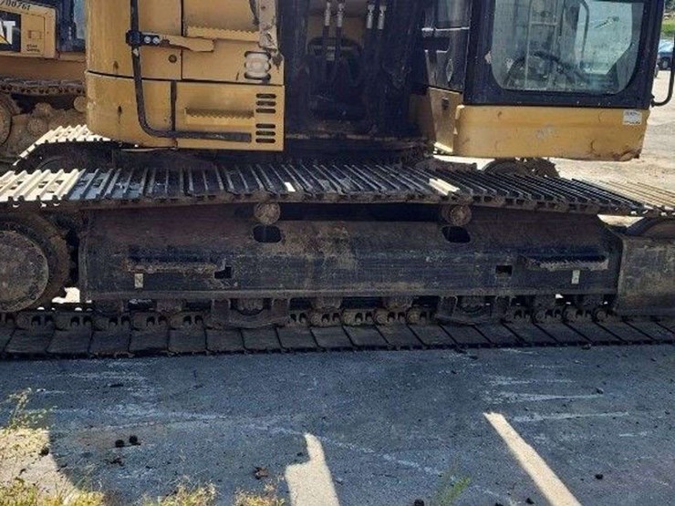 2019-caterpillar-325f-image-15