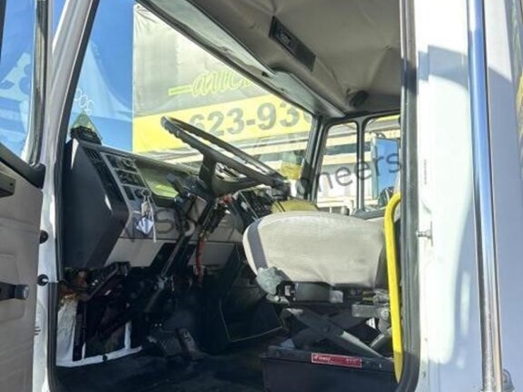 2004-freightliner-fl70-image-28