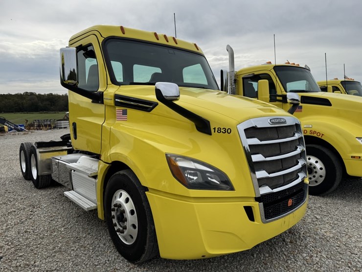 2018-freightliner-cascadia-126-image-3