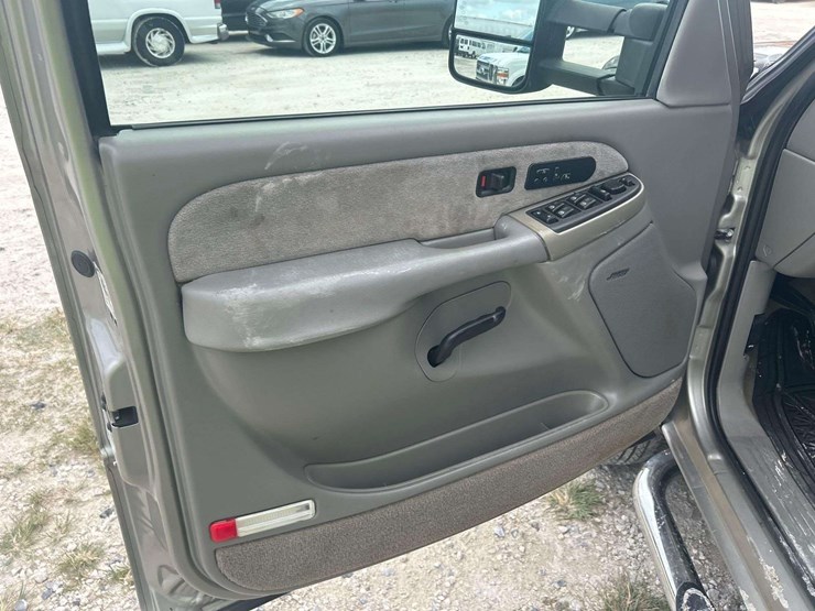 2003-chevrolet-silverado-3500-image-13