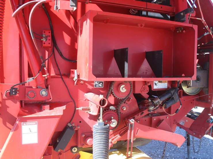 new-holland-br780-image-26