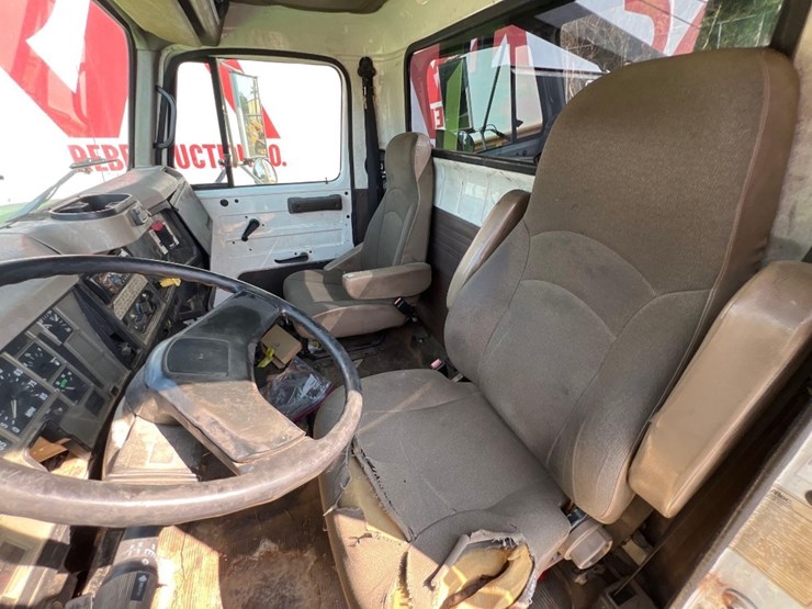 2001-international-4700-image-41