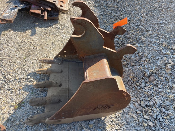 #1031-•-28"-excavator-bucket-image-6