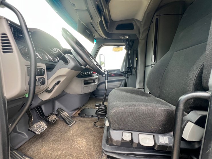 2014-peterbilt-579-image-13