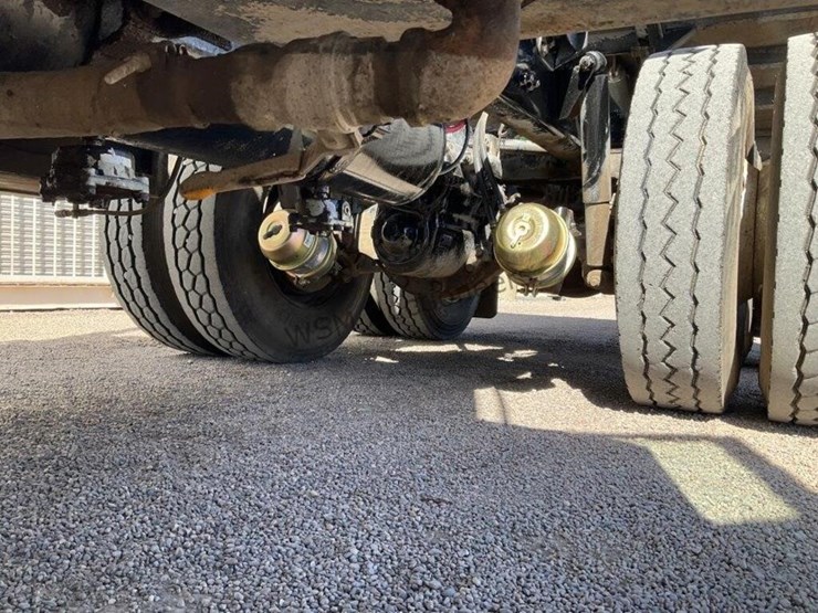 2003-freightliner-fl80-image-36