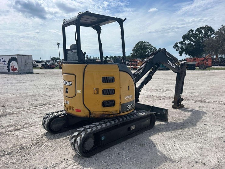 2017-deere-30g-image-3