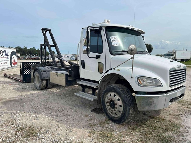 2018-freightliner-m2-106-lay-flat-roll-back-truck-image-2